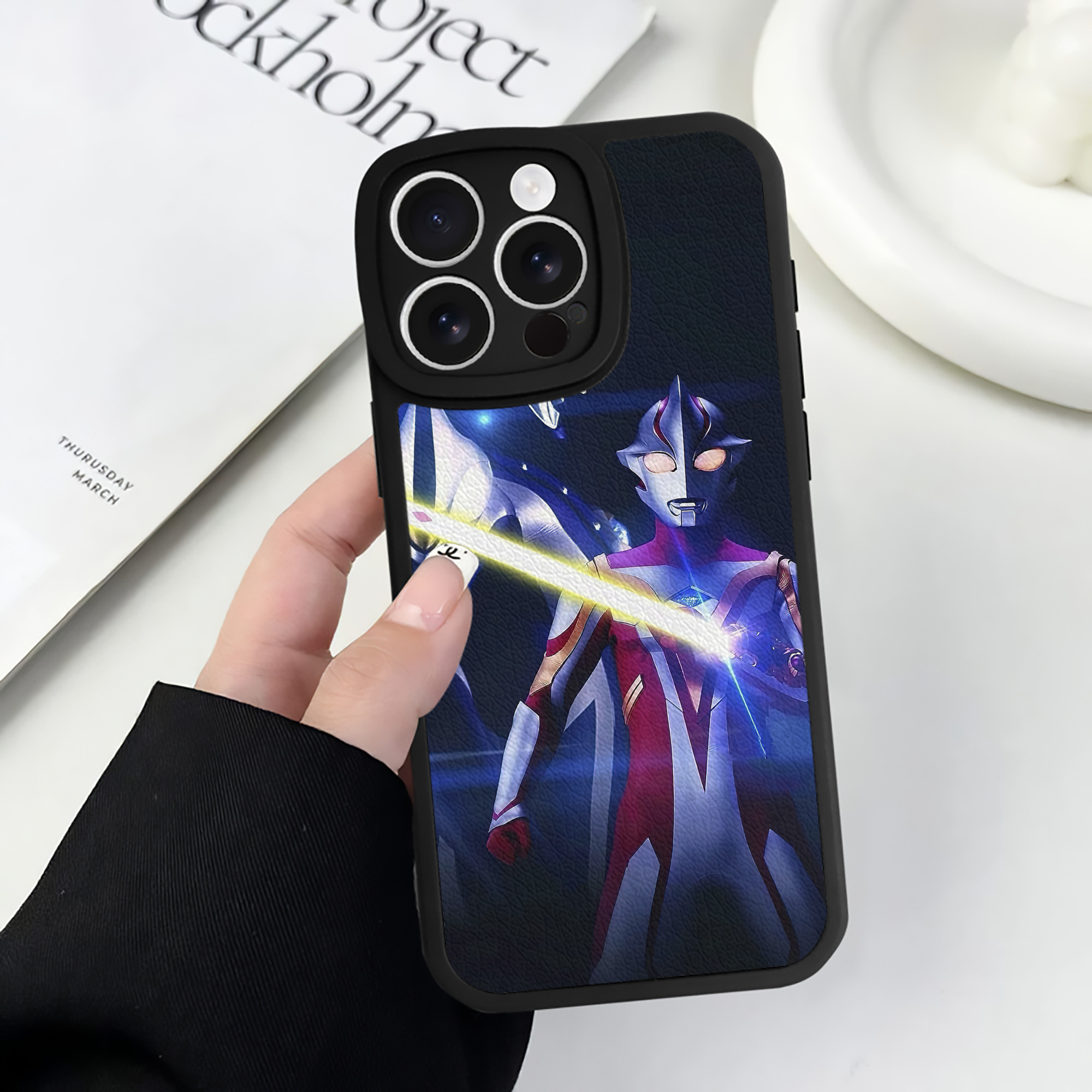 （画像用） ウルトラマン Ultraman 【iPhone 16シリーズ対応】シリコンスマホケース（レザー調） 材質：シリコン